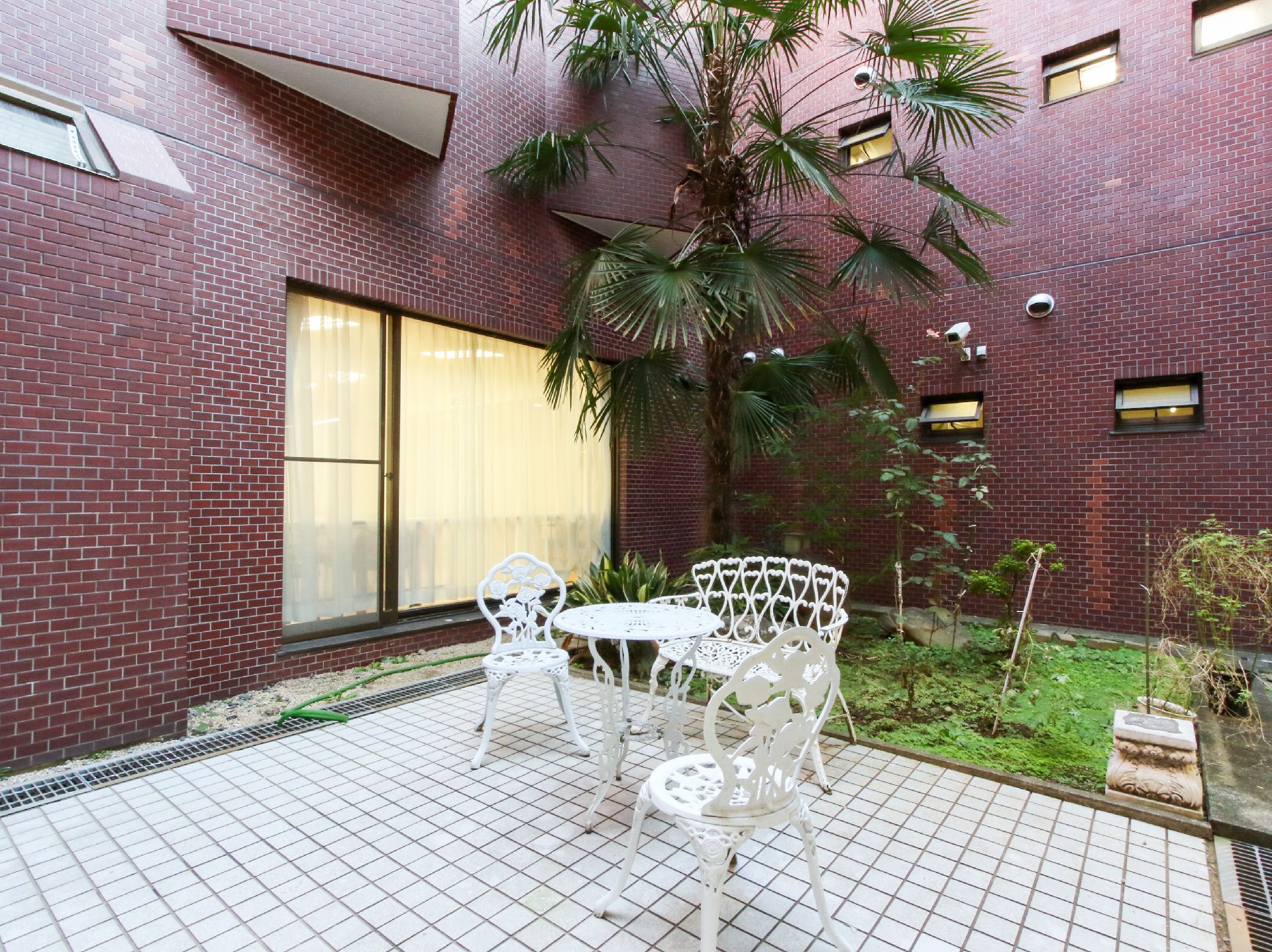 中庭にあり、多くの草木や花が育てられている菜園