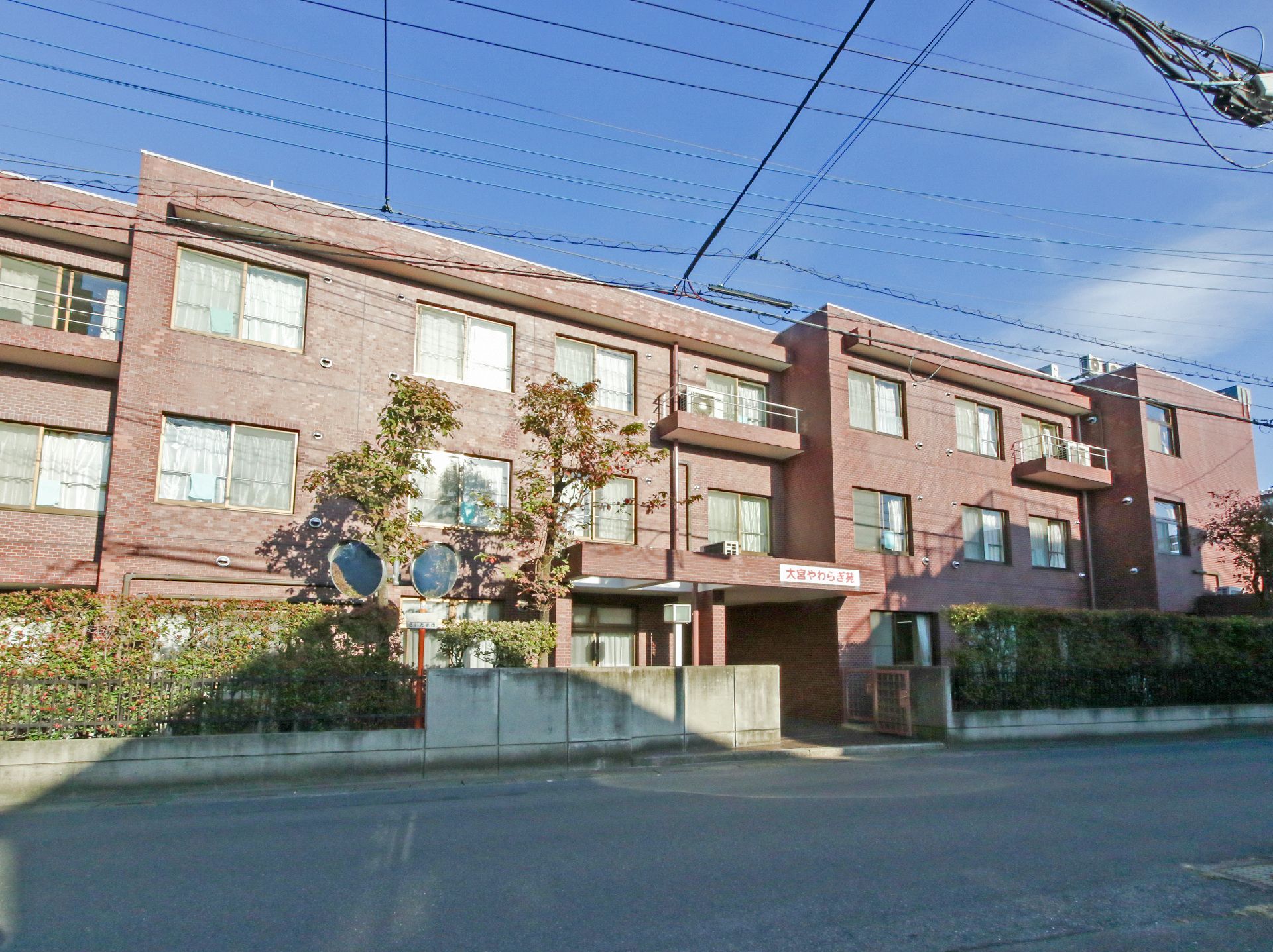 落ち着いた色合いで高級マンションのようにも見える外観