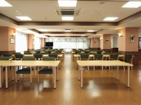 「サニーライフ西川口」の食堂。お食事メニューも、介護食、療養食とご入居者様に合わせたお食事をいただける。