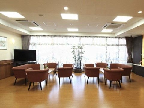 「サニーライフ西川口」のホール。ご入居者様の面会場としても利用できる、多機能なスペースになっている。