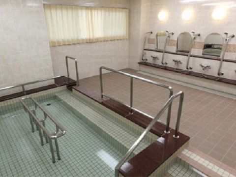 「サニーライフ西川口」のご入居者様が誤って足を滑らせないよう、多くの手すりを設置し滑り防止に務めている。