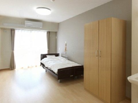 「サニーライフ西川口」の居室。大きいクローゼットを完備している。