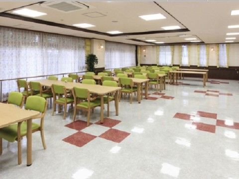 「サニーライフ入間」の食堂。床はタイル張りになっているので、鏡面で天井を写す。