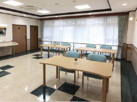 「サニーライフ入間」の談話コーナー。ほっとできる、落ち着いた空間で、会話がしやすい談話コーナーがある。