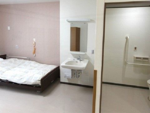 「サニーライフ入間」の居室。居室での万が一の場合、ナースコールが付いているので、スタッフが迅速に対応する。