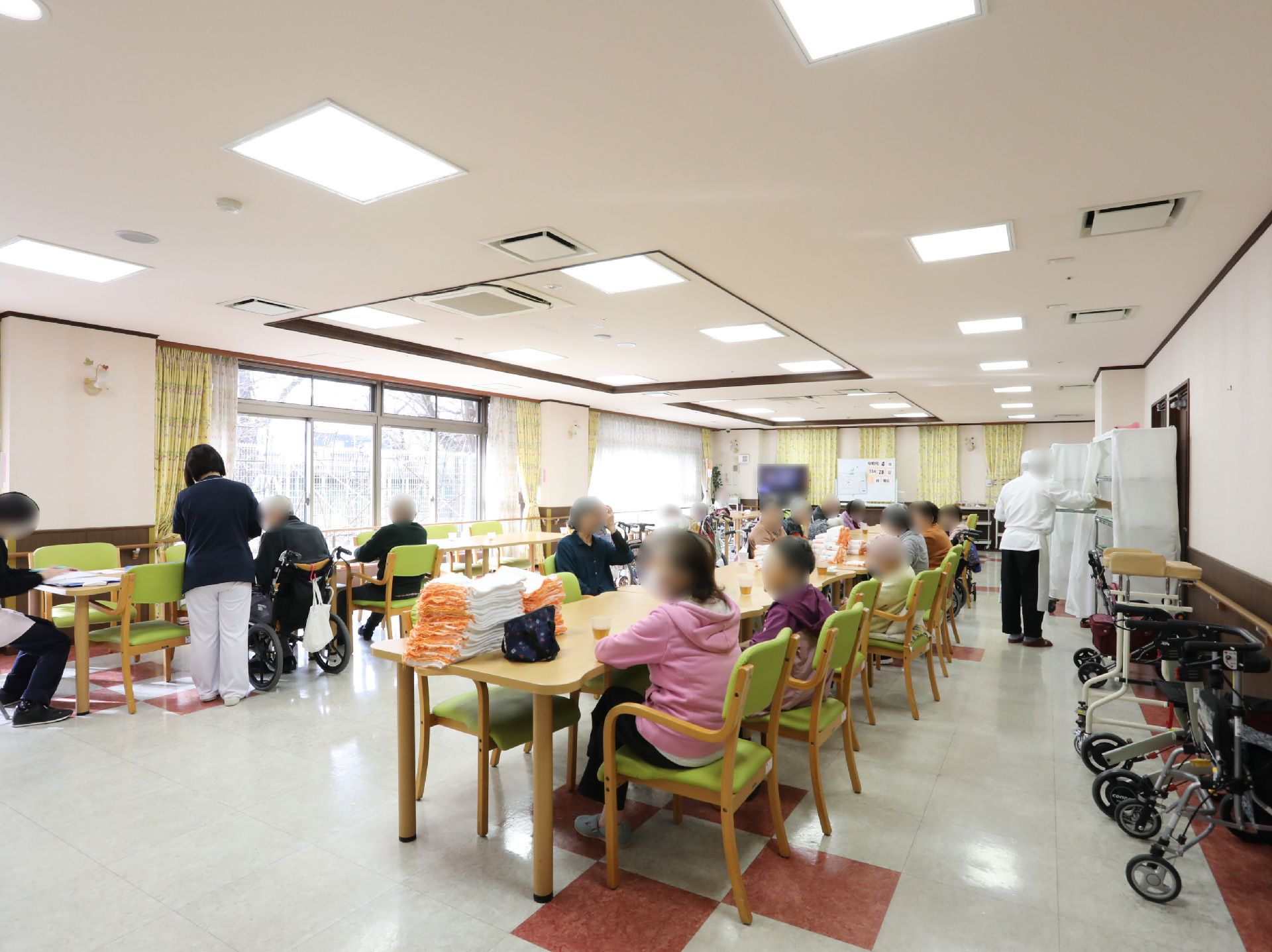 椅子とテーブルが多く設置されている共有スペース