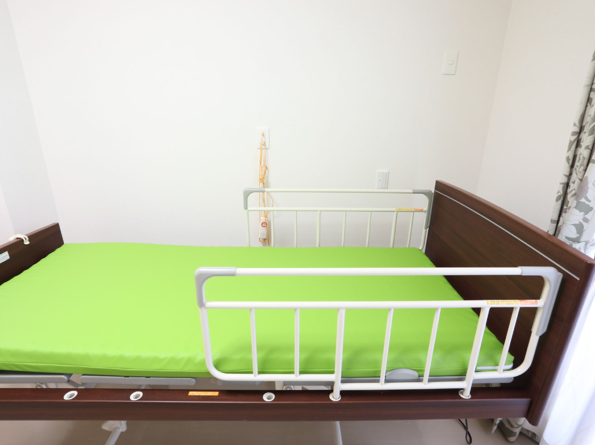 介護ベッドや家具が置かれた、面積の広い居室