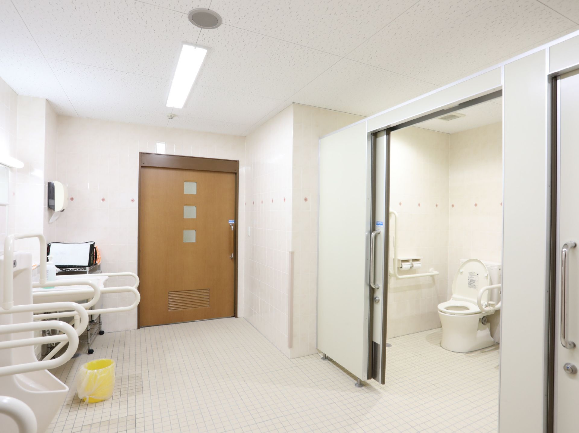 手すりが取り付けられているトイレ