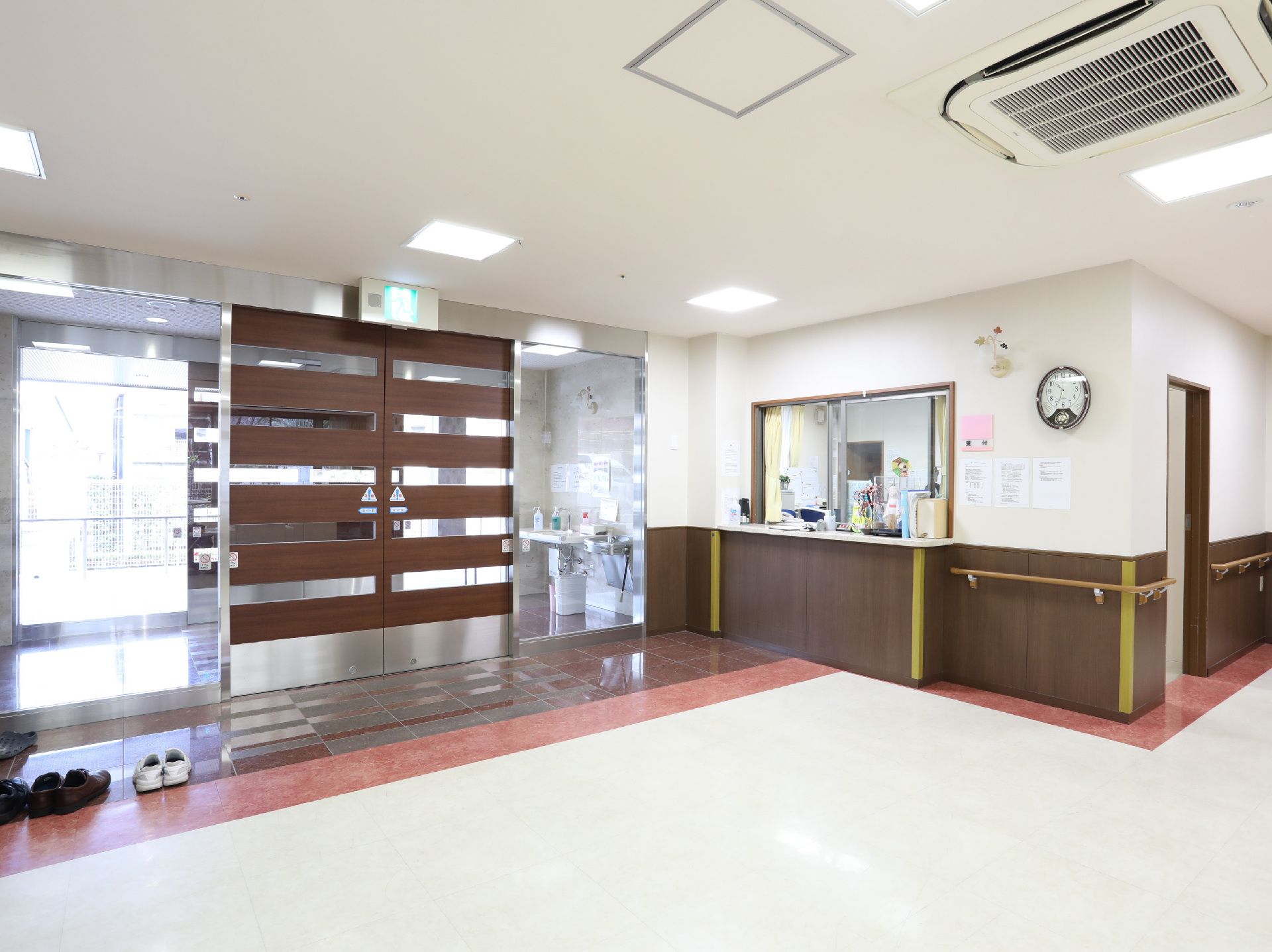 玄関から入ってすぐ横にあり、初めて来館した人にもわかりやすい受付
