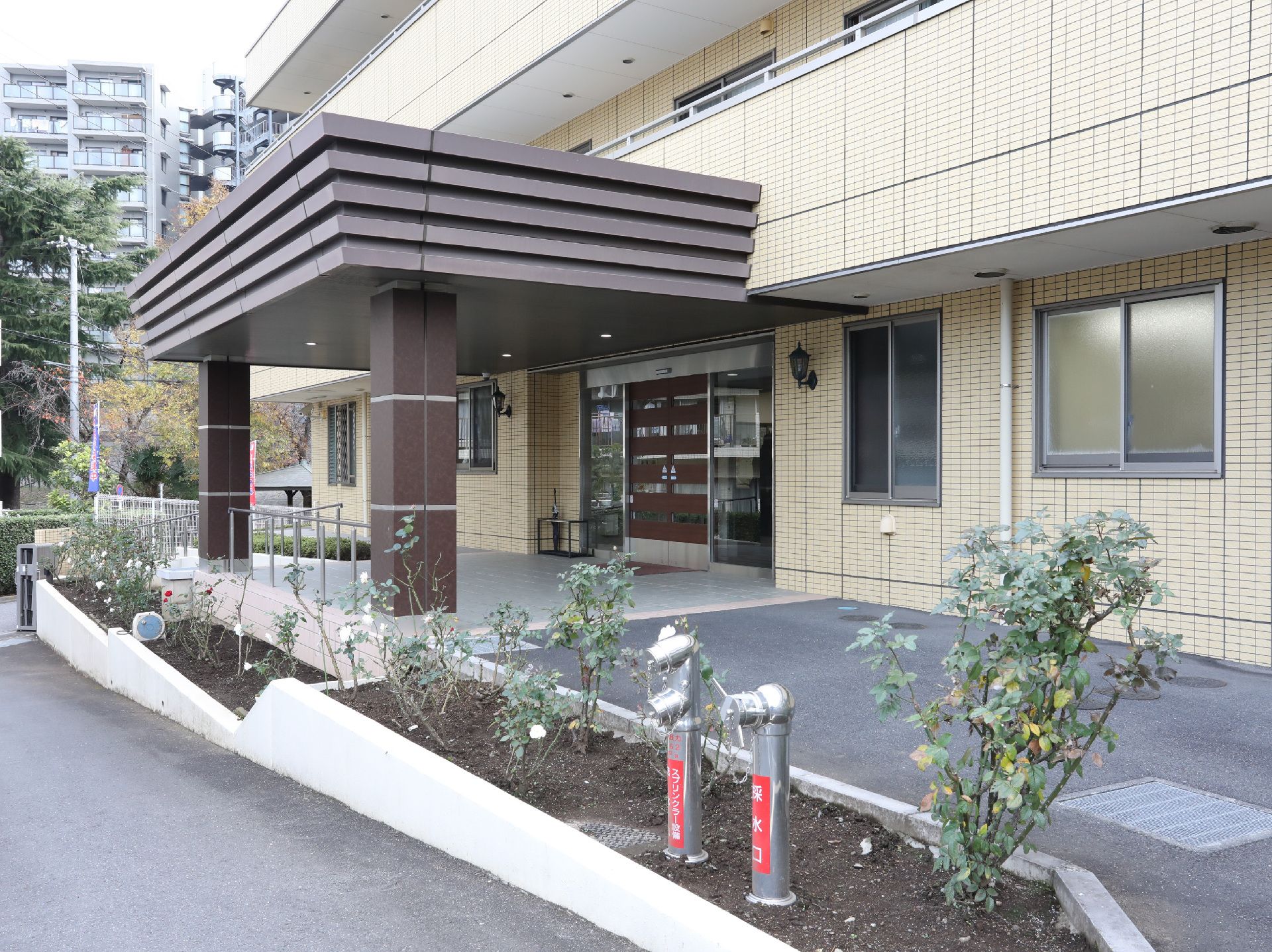 バリアフリー化されて段差がなく、手すりが設置してある玄関