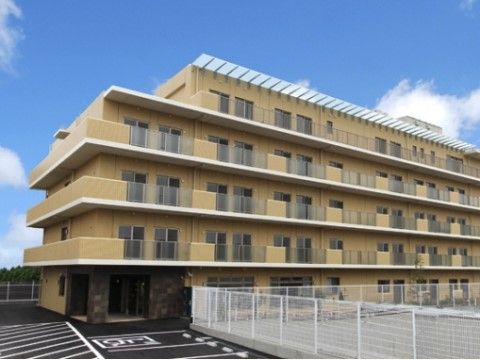 外装が黄色の介護施設