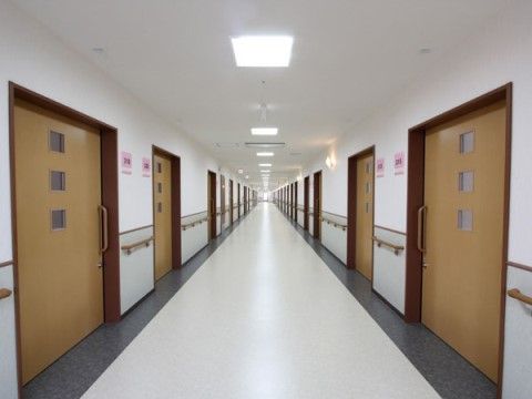 「サニーライフ新座」の廊下。居室の一つ一つの扉も、大きく設置されている。
