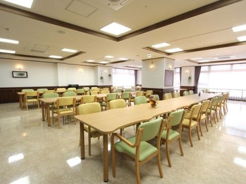 「サニーライフ新座」の食堂。お食事場所となっている食堂は、テーブルに車椅子の方が使いやすい工夫が施されている。