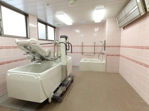 「サニーライフ新座」の浴室。体の不自由な方や、寝たきりの方に特殊浴槽を用意している。