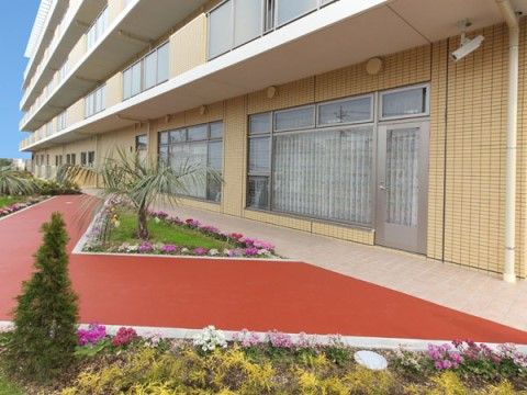 「サニーライフ新座」のテラス。自然の環境を整えているので、観賞や憩いの場になっている。