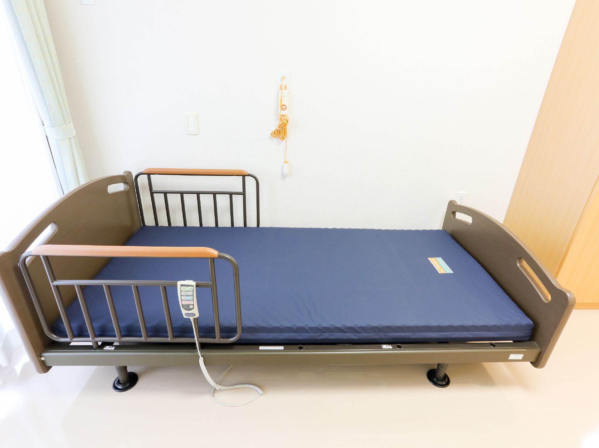 睡眠に最適な介護ベッドが設置されている居室