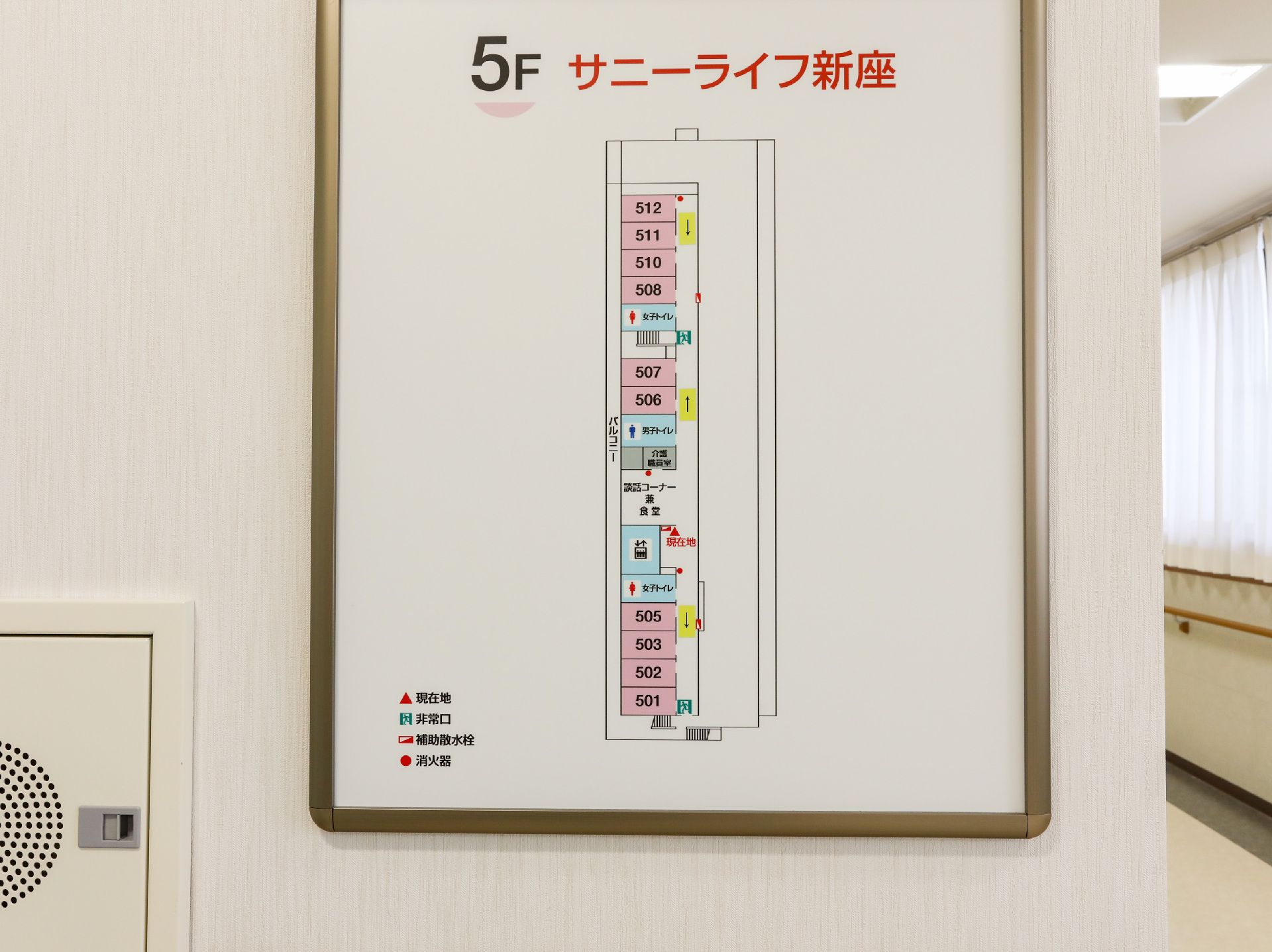 案内図が取り付けられている廊下