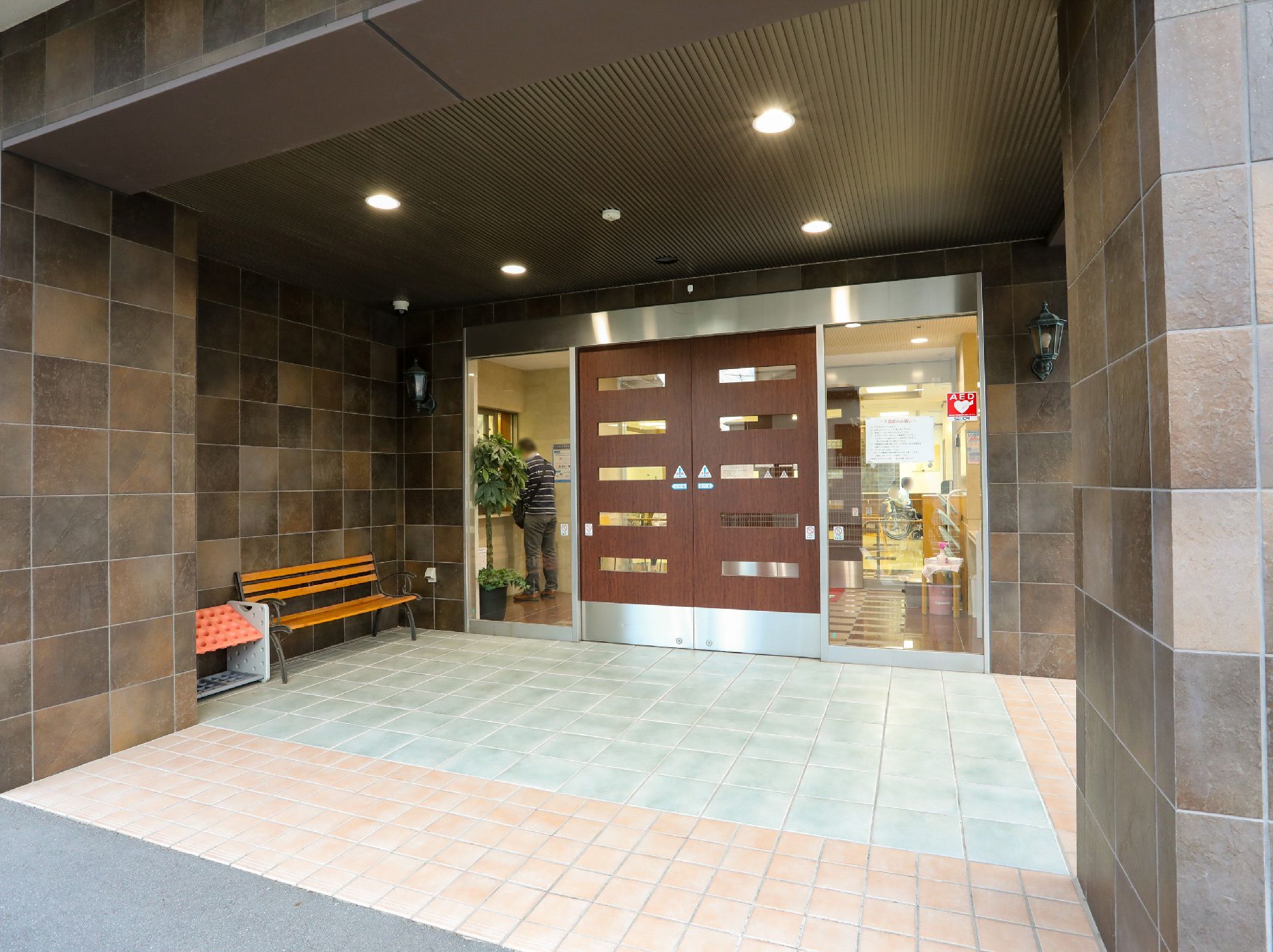 床には段差が極力なく自動ドアが設置されている玄関