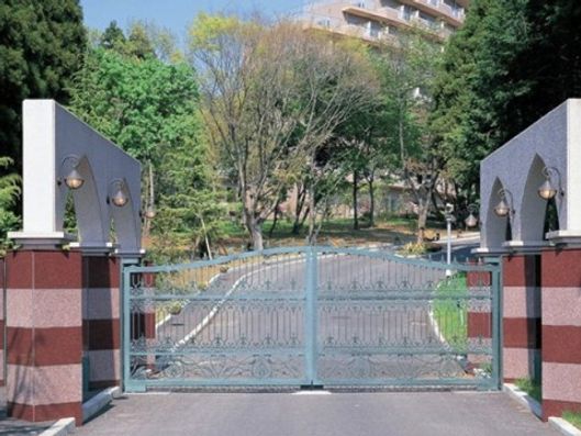 施設の門