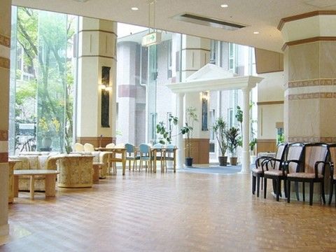 「サニーライフ君津」のホール。床から天井までの窓ガラスは、開放的な空間を整えている。