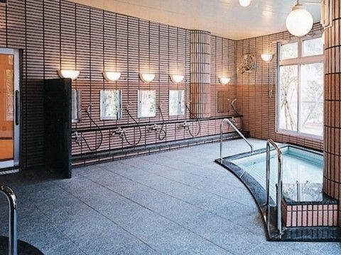 「サニーライフ君津」の浴室。浴槽に入る際も、手すりを使って安心して入ることができる。
