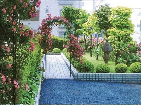 花のアーチが設置されている介護施設