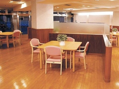 「サニーライフ流山」のホール。ご入居者様同士の交流の場で、お喋りしやすくなっている。
