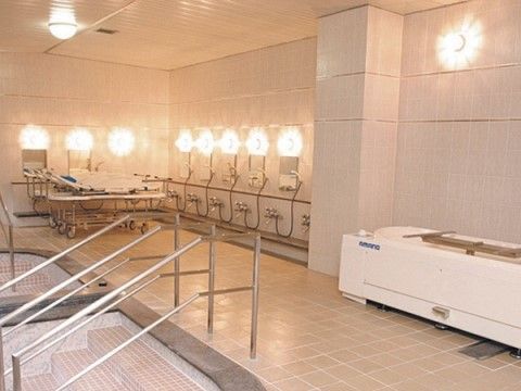 「サニーライフ流山」の浴室。浴槽に入る際も転倒防止やつまずき防止の為に、階段横に手すりを設置している。