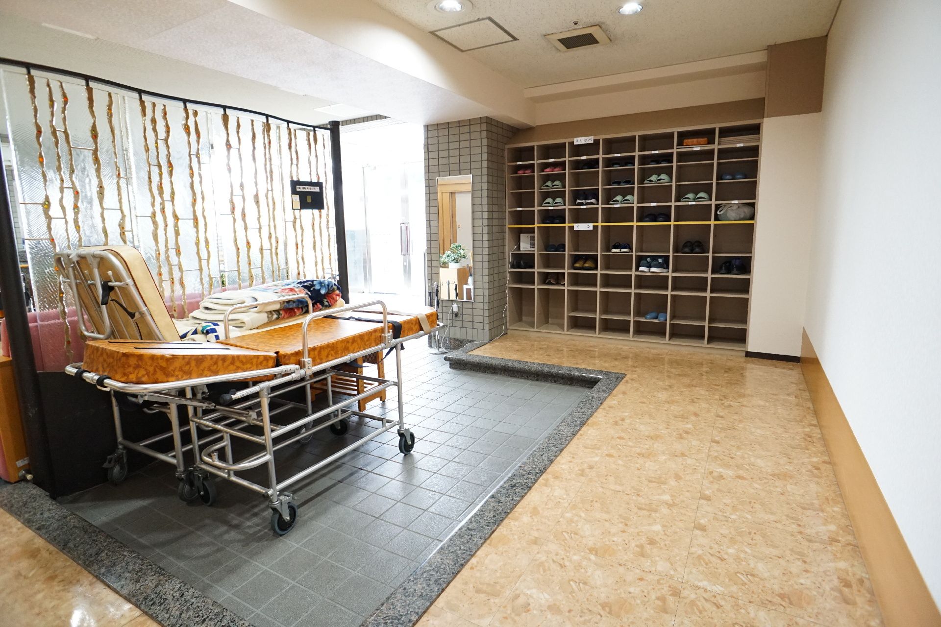 緊急事態のためにストレッチャーが設置されている玄関