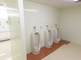 清潔で明るい施設のトイレ空間
