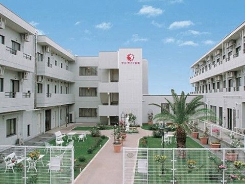 椅子やテーブルが設置されている玄関