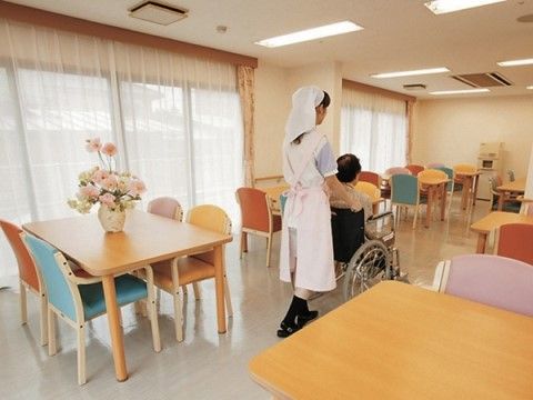 入居者の車椅子を押す介護スタッフ