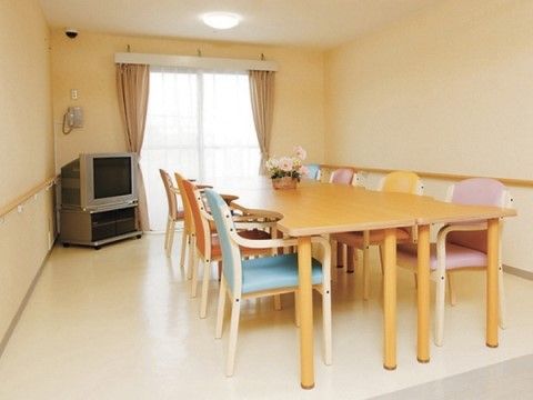 「サニーライフ北柏」の談話コーナー。お喋りの場だけでなく、レクリエーションの場としても活用されている。