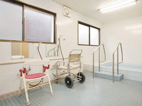 「サニーライフ北柏」の浴室。お一人でのご入浴が難しい場合は、介助サポートを行えるので、身体は常に清潔になっている。