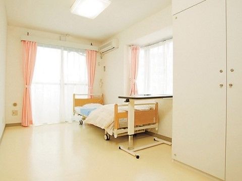 「サニーライフ北柏」の居室。夏場は窓を開けると、涼しく風通しの良い居室になっている。