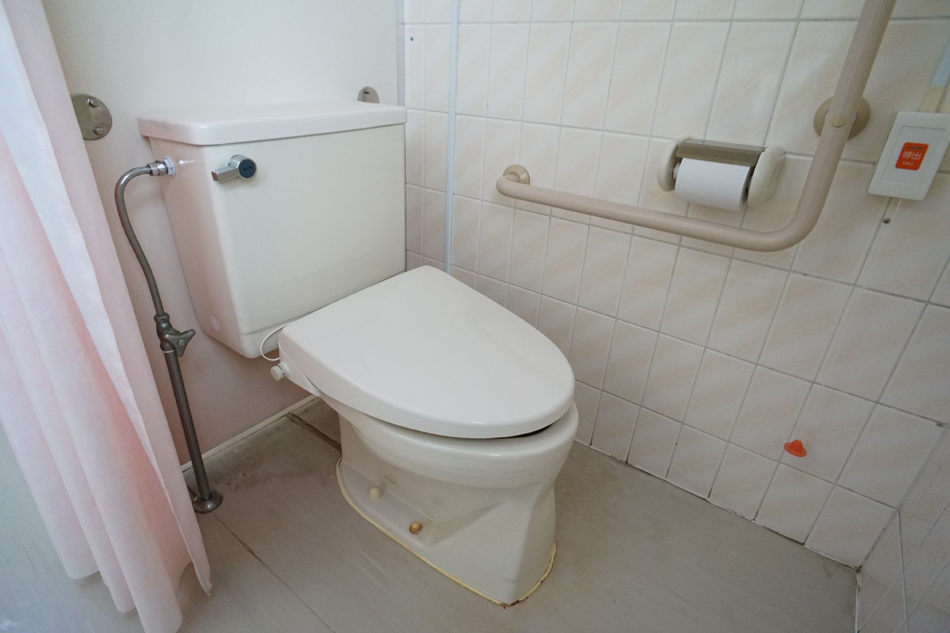 手すりが設置されているトイレ