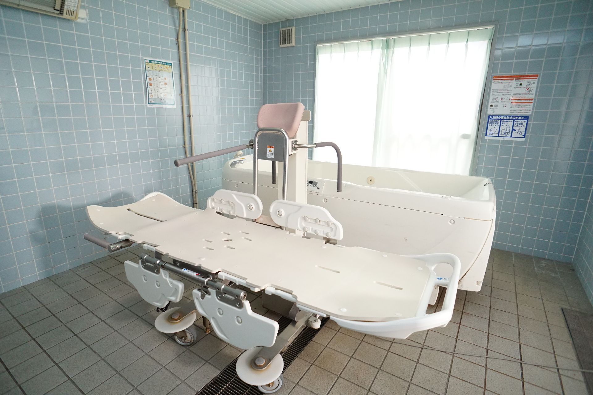手すりが設置されている浴室