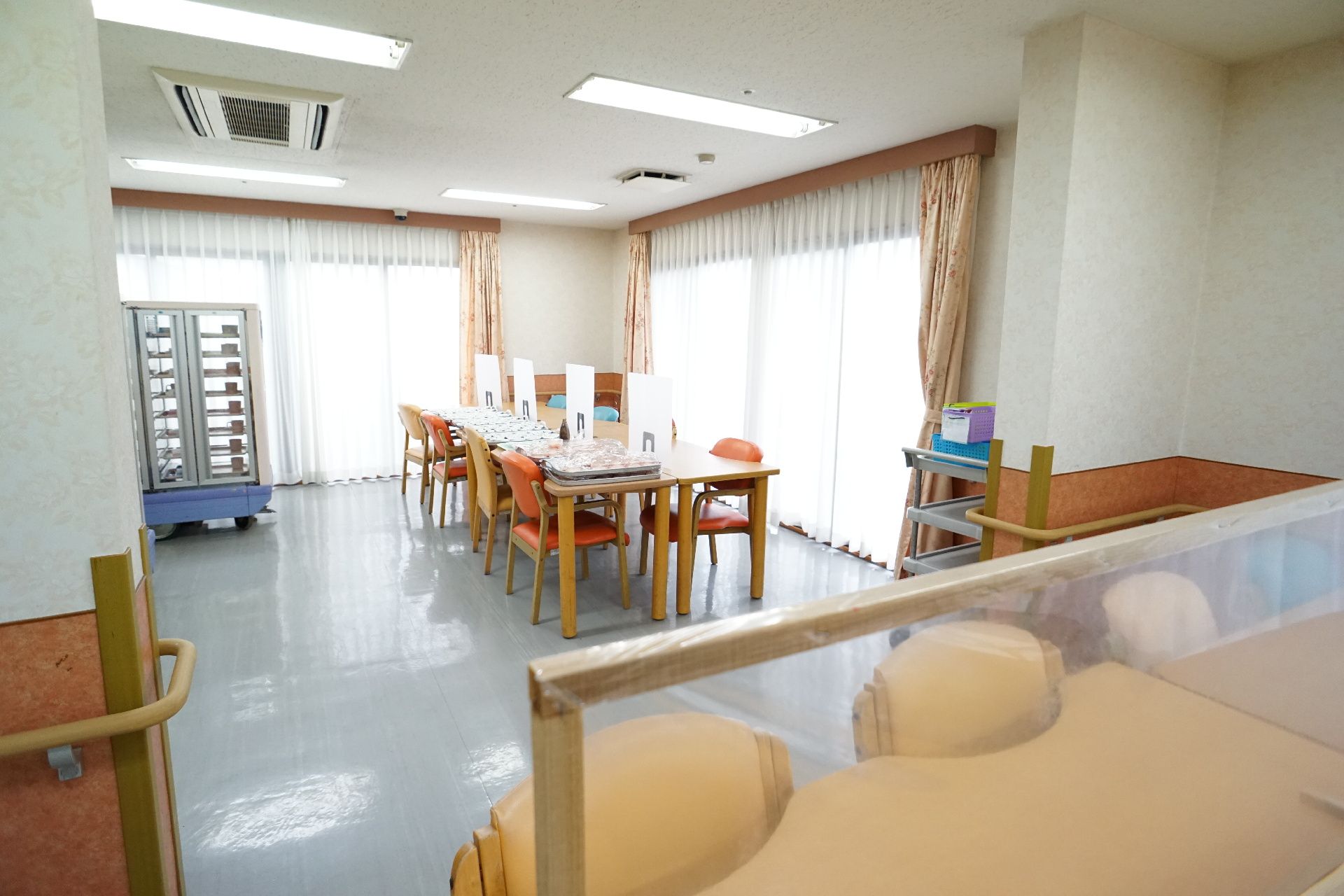 窓が多く取り付けられ、室内を日差しが注いでいる共有スペース