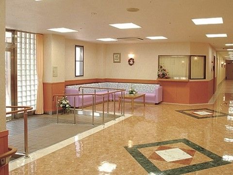 「サニーライフ西千葉」のホール。入り口は手すりを多く設置している。