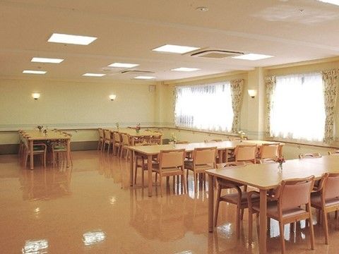 「サニーライフ西千葉」の食堂。食堂場所は、ご入居者様のお食事場所であり、掃除を行い、常に清潔に保っている。