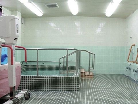 「サニーライフ西千葉」の浴室。特別浴槽を完備しているので、身体の不自由な方にもご利用できるように体制を整えている。