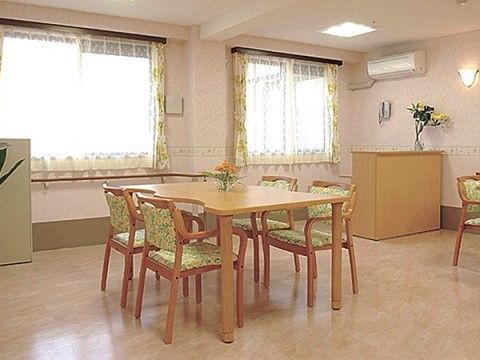 「サニーライフ西千葉」の談話コーナー。部屋全体が明るいので、居心地が良く、お喋りが弾んでしまう。
