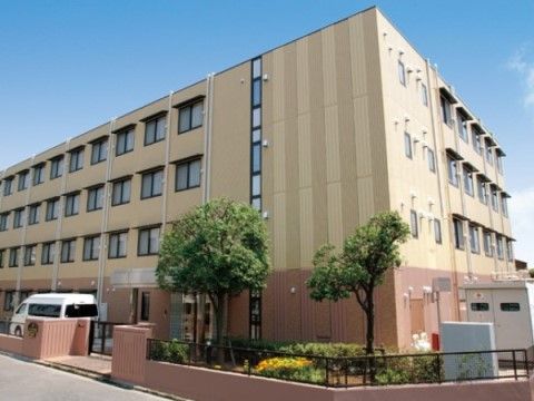 「サニーライフ西千葉」の外観。駐車場完備で、お車での来場も問題なし。
