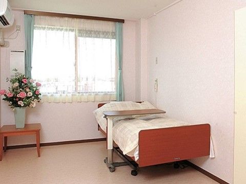 「サニーライフ西千葉」の居室。万が一の場合にも、ベッド横にナースコールが取り付けてある。