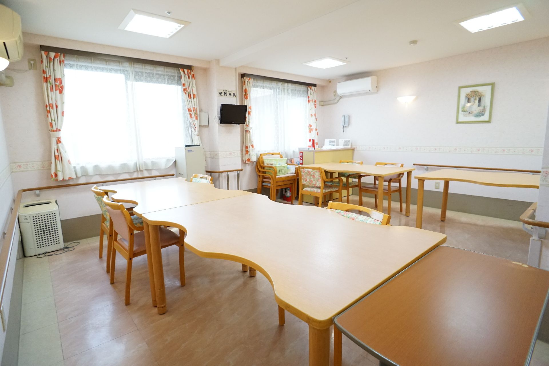 スペースが広く、入居者が集まって会話を楽しめる共有スペース
