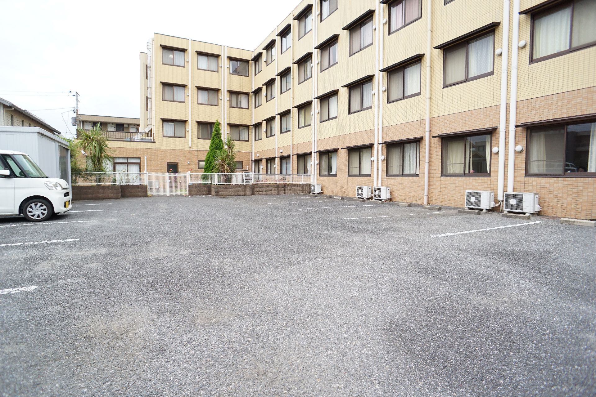バリアフリー化された、手すりが設置してある玄関