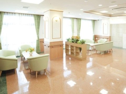 「サニーライフ柏」のホール。ホールはくつろげるスペースとして、椅子ではなくソファーを設置している。