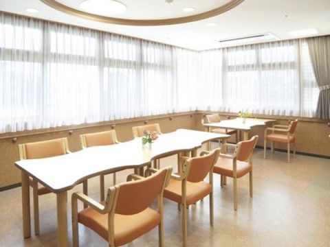 「サニーライフ柏」の談話コーナー。お喋りの場だけでなく、イベントやレクリエーション時にも活用されている。