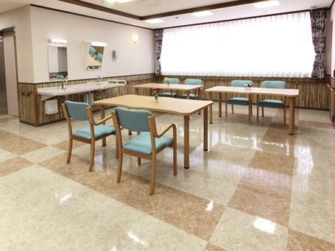 「サニーライフ松戸」の談話コーナー。談話コーナーにも洗面台を設置し、お手洗いができる。