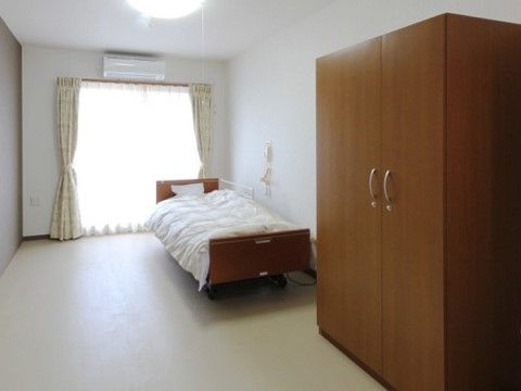 「サニーライフ松戸」の居室。窓からの日差しの入りがよく、気持の良い間取りになっている。